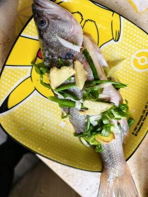 When you eat fish, you should eat sea bass! How to Make Steamed Sea Bass Step 1
