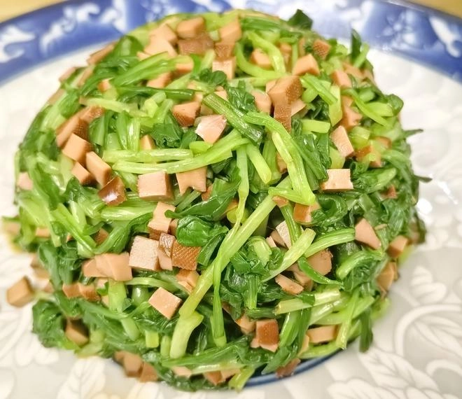 Close-up of Marjoram with Dried Spices in 7 Steps