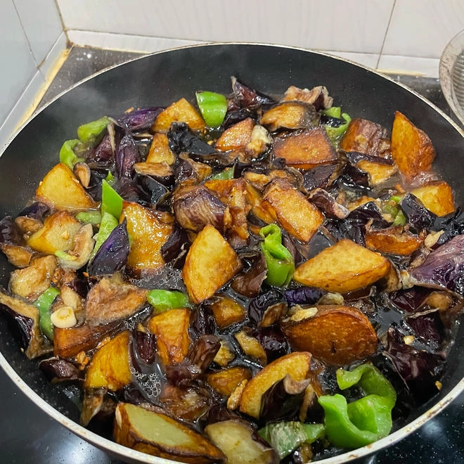 Close-up of dish consisting of stir-fried potato, eggplant and green pepper