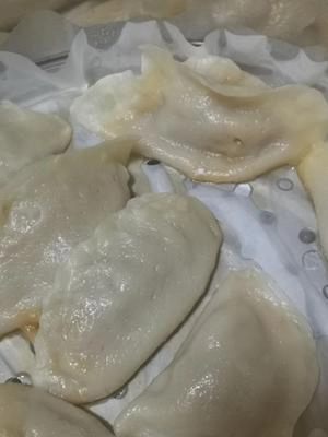 How to Make Steamed Dumplings with Fresh Shrimp and Chives Step 7