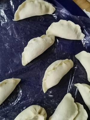 How to Make Steamed Dumplings with Fresh Shrimp and Chives Step 6