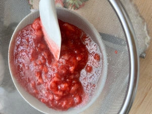 How to Make a Strawberry Cake with Strawberry Sauce Step 4