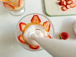 Strawberry Dessert|High Value Strawberry Cream Cake Cups Step 7