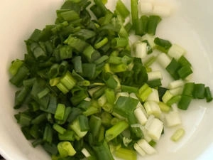 How to Make Scrambled Eggs with Silverfish in an Office Baking Pan Step 1