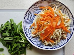 Stir-fry leeks with Chinese chives Step 1