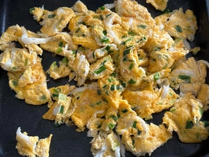 How to Make Scrambled Eggs with Silverfish in Office Baking Pan Step 6