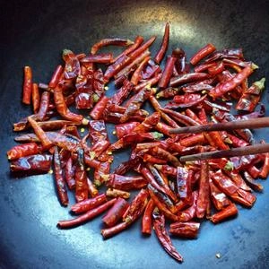 How to Make Cooked Seasonal Peppers in Oil Step 1