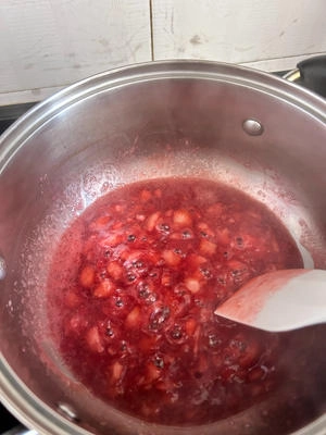 How to Make a Strawberry Cake with Strawberry Sauce Step 3