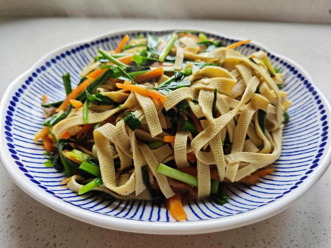 Close-up of Stir-fried Chives with Thousand Sheets