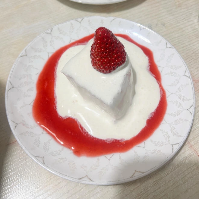 Close-up of Make a strawberry cake starting with strawberry sauce?