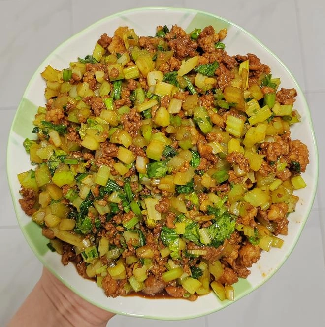 Minced pork with celery