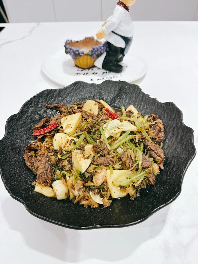 Close-up of Stir-fried Beef Tenderloin with Snow Vegetables and Spring Bamboo Shoots (Cuisinart Version)